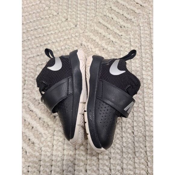 Nike Team Hustle Basketball Sneakers Boys US 4C Black Logo Athleisure Running - Picture 4 of 6